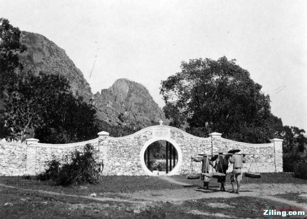 1928年 一座正在建设中的天主教会.jpg