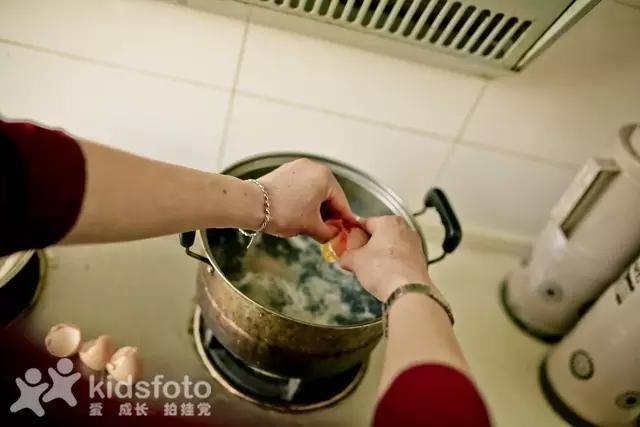 看哭了！实拍20多位女儿出嫁的画面，我的小棉袄被人穿走了