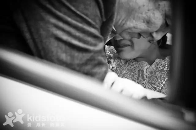 看哭了！实拍20多位女儿出嫁的画面，我的小棉袄被人穿走了