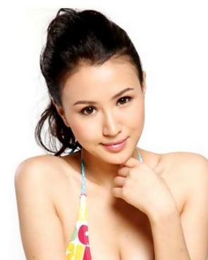 钟采羲，原名钟永慧（英语：Iris Chung，1987年10月21日－），出生于英国，现为香港模特。曾是Sanrio（三丽鸥）设计师，也是陈静的师妹。 - 0