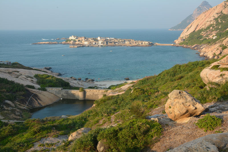 庙湾没有明显的水源地,淡水来自雨水和山水,山间的这个小水库供应着全