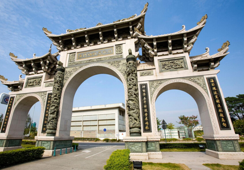 现代建筑澳门旅游塔,金莲花广场,融和门,渔人码头,氹仔大桥.